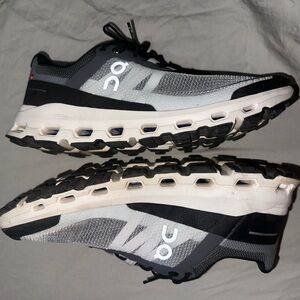 Oncloud Running women’s Black and White Athletic Shoes size 7’5 women’s